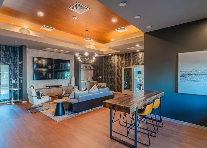 Stadium Area Unit With Balcony Pool Gym Parking Wd Glendale