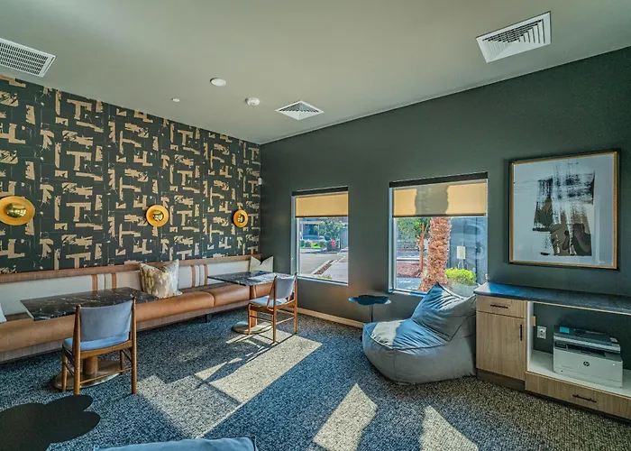 Stadium Area Unit With Balcony Pool Gym Parking Wd Apartment Glendale