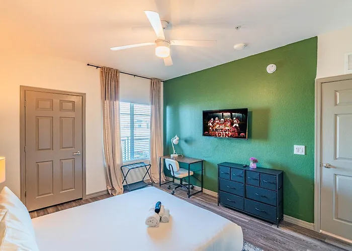 Stadium Area Unit With Balcony Pool Gym Parking Wd Glendale