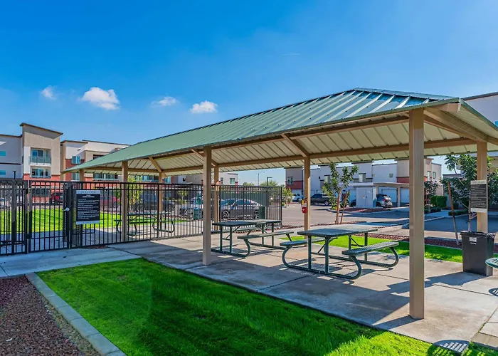 Stadium Area Unit With Balcony Pool Gym Parking Wd